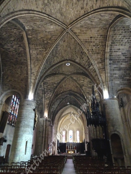 Interieur et autel basilique saint seurin de bordeaux
