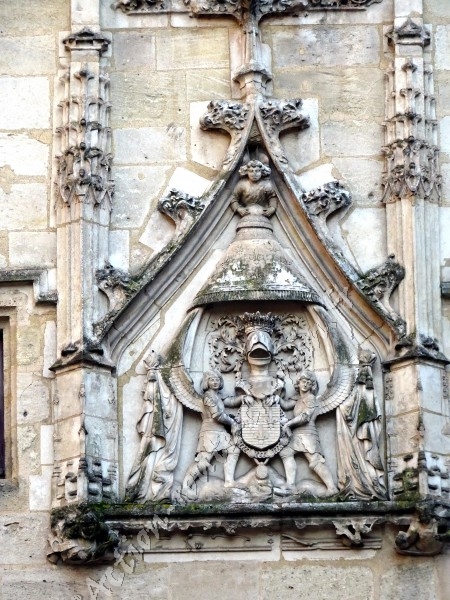 Bordeaux armoiries sur facade porte cailhau