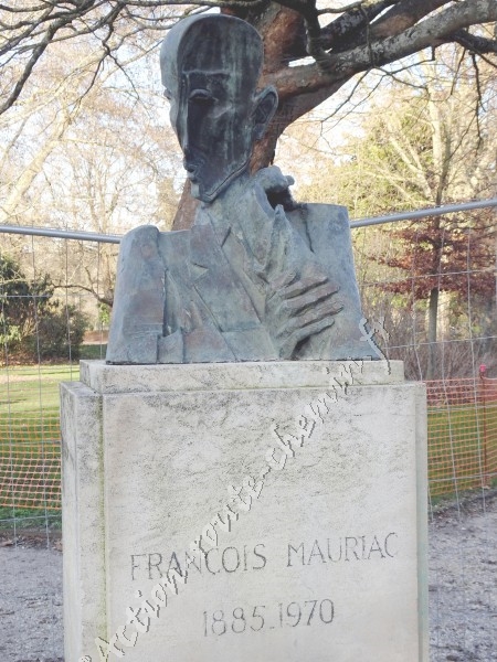 Bordeaux buste de francois mauriac au jardin public de bordeaux