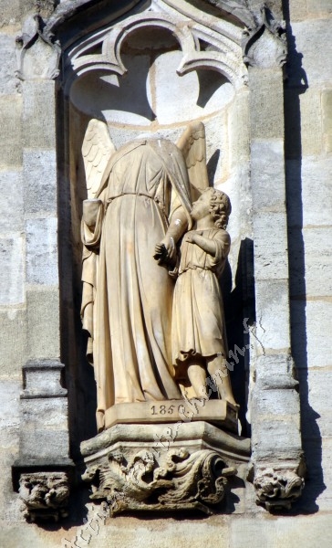 Bordeaux tete d ange decapitee ou fissuree facade basilique saint michel