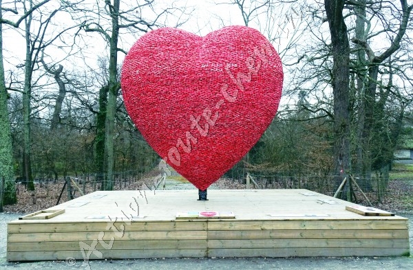 Coeur rouge au centre du parc bordelais