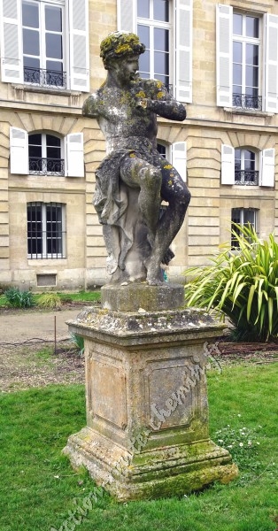 Statue berger jouant de la flute au jardin public de bordeaux