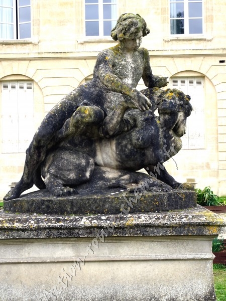 Statue jeunesse et chimere au jardin public de bordeaux